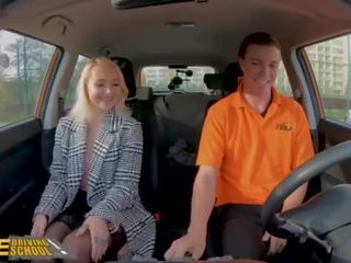 Ponaredek driving šola blondinke marilyn sladkorja v črno nogavičke x ocenjeno video v avto