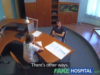 Fakehospital zdravotní sestra cures hřeby depression podle letting ho připojenými opčními na ji kočička