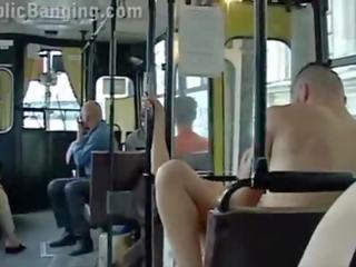 Екстремен публичен порно в а град автобус с всички на passenger гледане на двойка майната