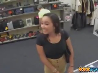 Allettante università figlia lampeggia suo tette in pubblico in un pawn negozio
