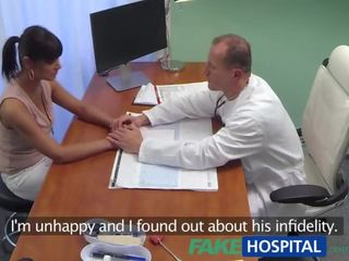 Fakehospital surgeon fucks jeho bývalý lassie