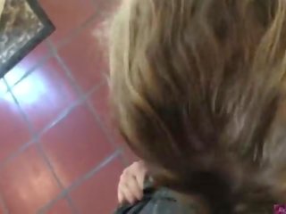 Milf aiuta uomo con rotto auto (clip)