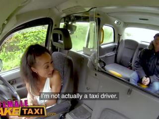 Žena falešný taxi drobounký eben cabbie s maličký shaven kočička fucks passenger