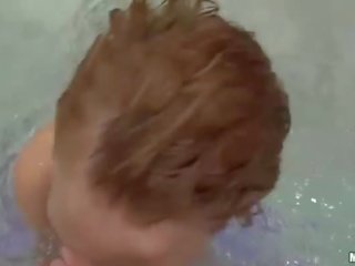 Bochornoso checa lassie anal follada en jacuzzi