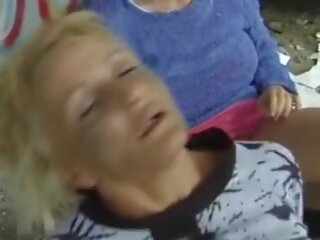ل مجموعة من شهواني ألماني سيدات الحصول على مارس الجنس بواسطة بعض شاق وخزة في الهواء الطلق