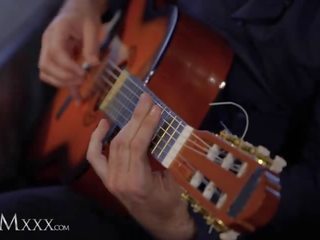 Momxxx guitar tutor 给 热 到 trot 摩洛伊斯兰解放阵线 珍妮弗 mendez 大 面部