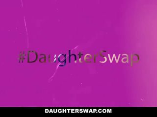 Daughterswap - het till trot teenss dränera deras farsor tuppar